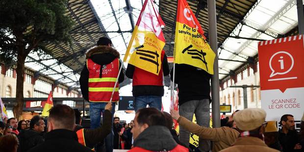 Workers take part in a rally at the Saint-Charles train station 