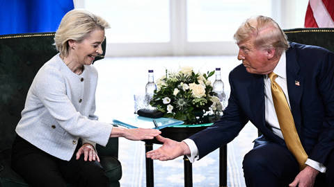 sherwin16_Brendan SmialowskiAFPGettyImages_trump_von_der_leyen_handshake1