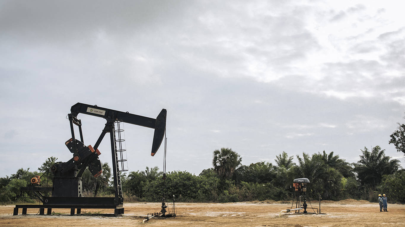 palacio132_ALEXIS HUGUETAFP via Getty Images_oil access africa