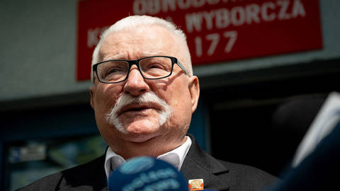 haldar46_Mateusz SlodkowskiAFPGettyImages_lech_walesa_casts_ballot