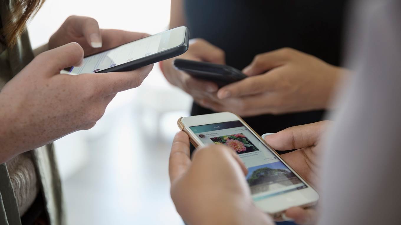 teens using cell phones