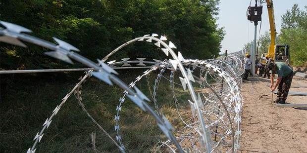 hungary serbia barbed wire fence
