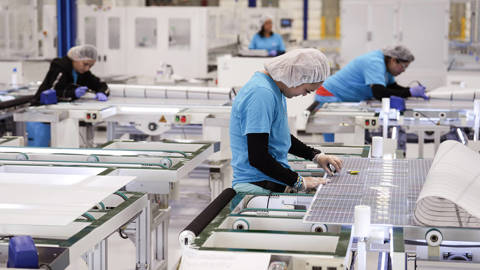 reynolds2_Brett CoomerHouston ChronicleGettyImages_texas_solar_panel_factory