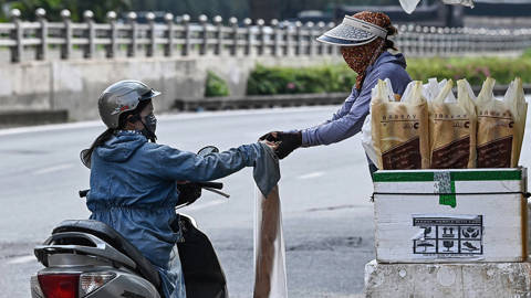 gill10_Nhac NguyenGettyImages_vietnam_street_vendor