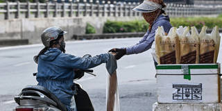 gill10_Nhac NguyenGettyImages_vietnam_street_vendor