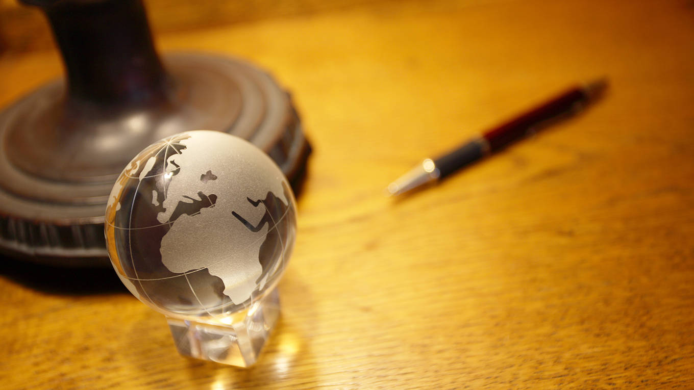 mayaki4_GettyImages_africaeuropeglobepenlight