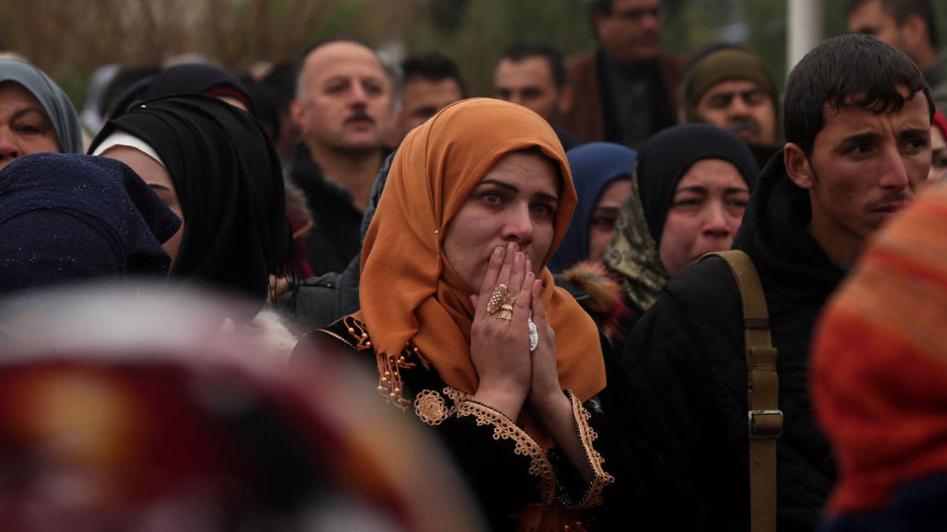woman mourns syria