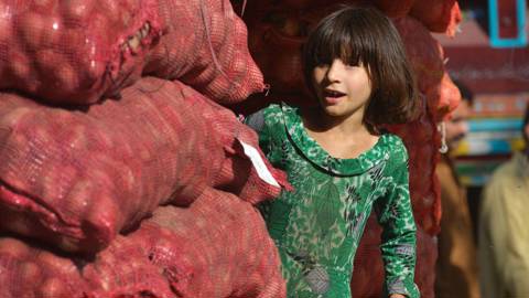 Girl vendor Pakistan