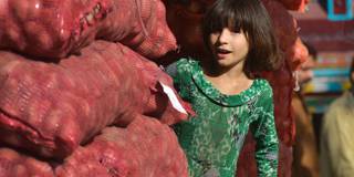 Girl vendor Pakistan