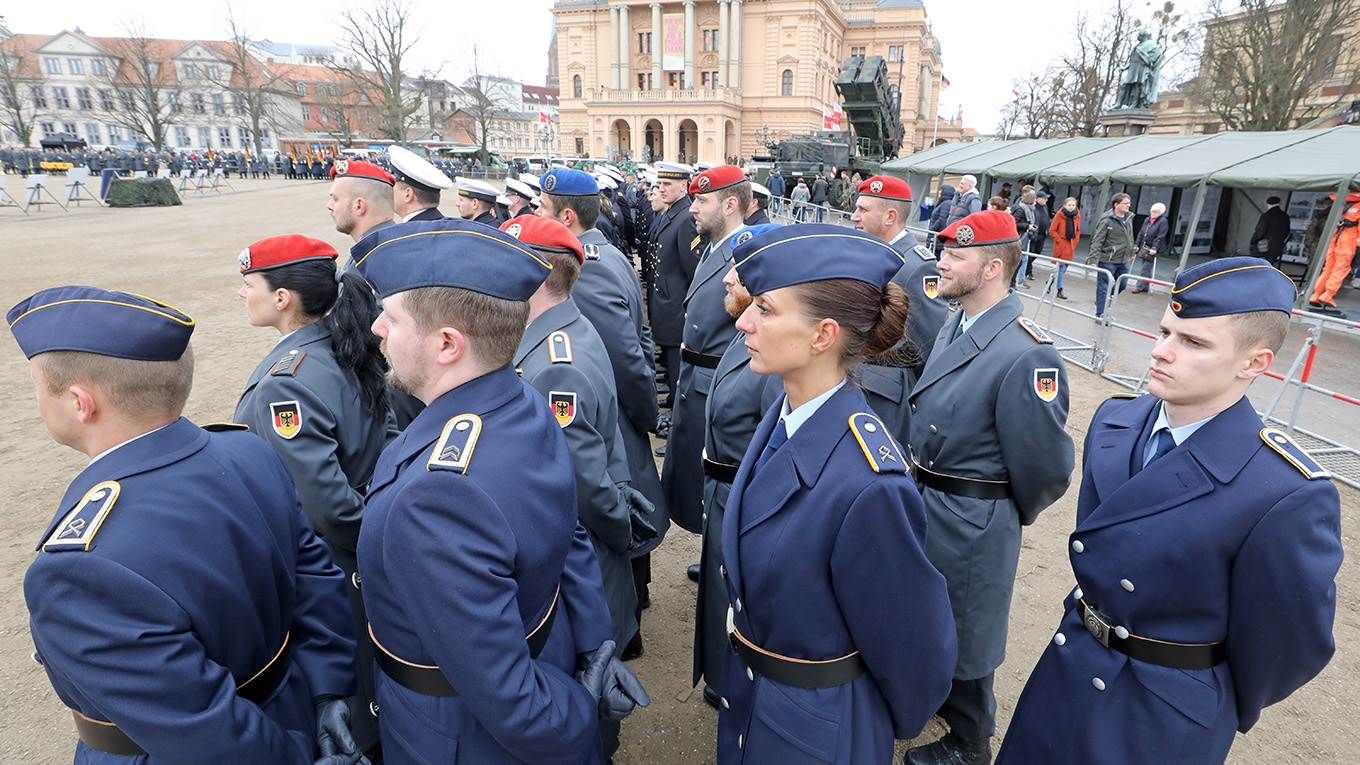 perthes21_Bernd Wüstneckpicture alliance via Getty Images_nato soldiers