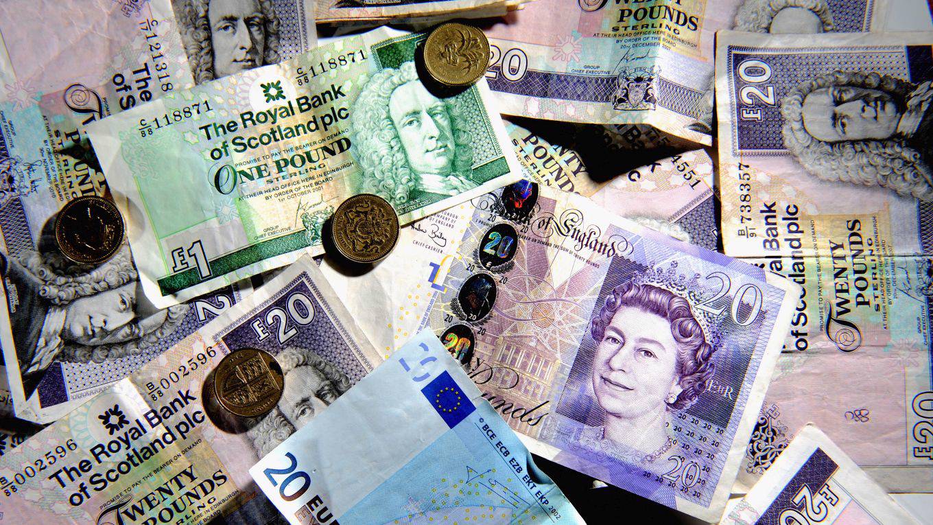 eichengreen146_Jeff J MitchellGetty Images_scottish pounds