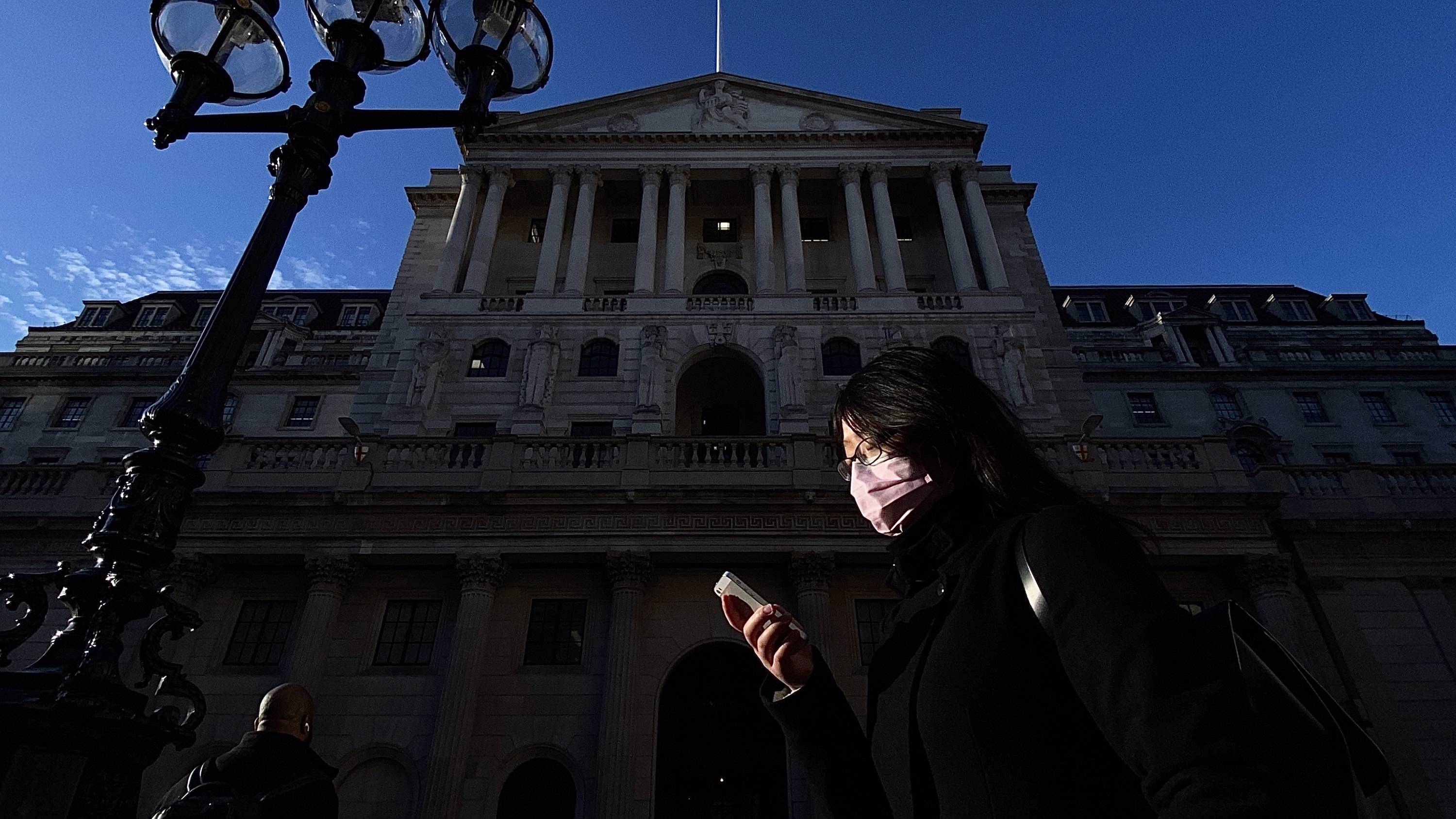vives11_DANIEL LEAL-OLIVASAFP via Getty Images_bankofenglandcoronavirusphone
