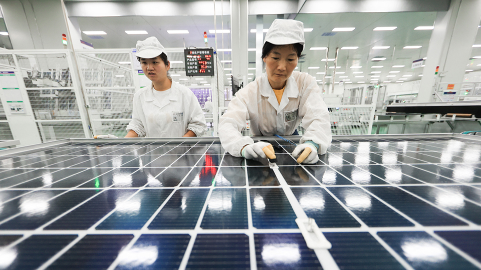 Kitajska gradi inovativno, nizkoogljično industrijsko gospodarstvo, sooča pa se z izzivi