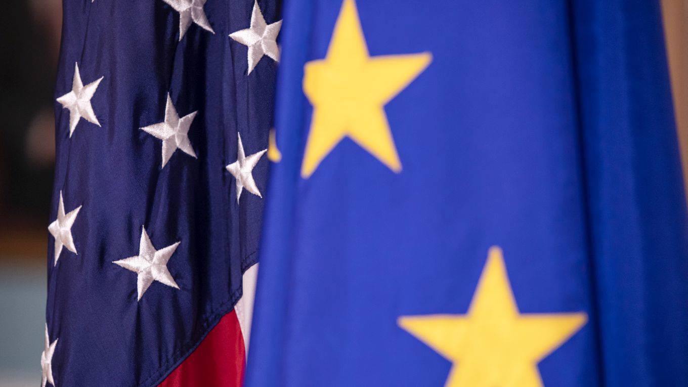 bildt84_Samuel CorumGetty Images_us eu flags