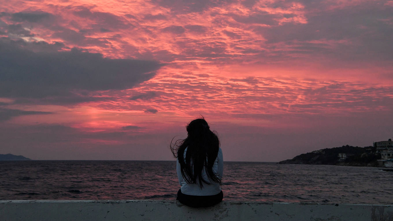 sorensen1_LOUISAgOULIAMAKIAFPGettyImages_girlpinkoceansunset