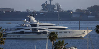 Superyacht AV, anteriormente conocido como Palladium, ancló en la Bahía de San Diego con el US. Al fondo, el portaaviones de la Armada USS Abraham Lincoln atracó en la Estación Aérea Naval de la Isla Norte.