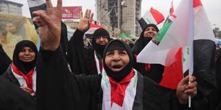 solana112_AHMAD AL-RUBAYEAFP via Getty Images_iraqprotestwomanflag