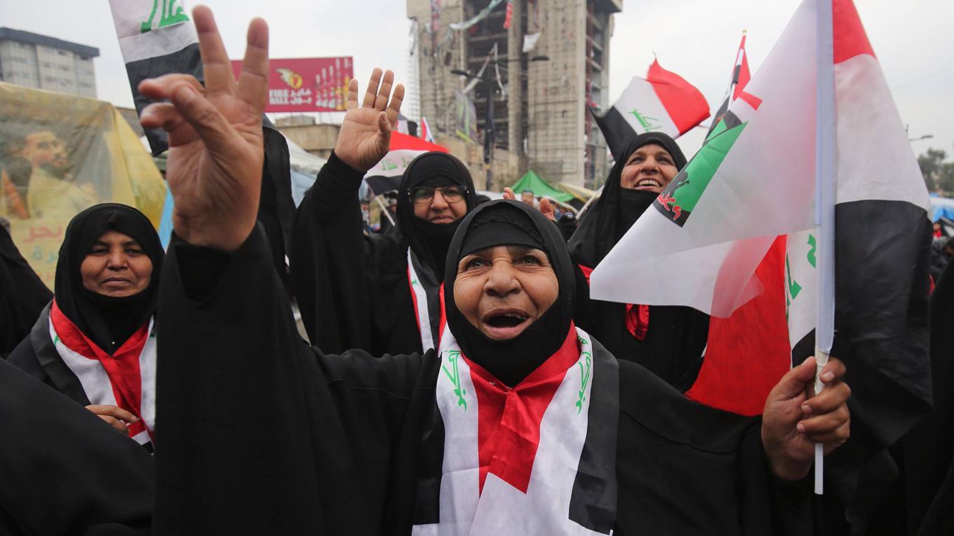 solana112_AHMAD AL-RUBAYEAFP via Getty Images_iraqprotestwomanflag