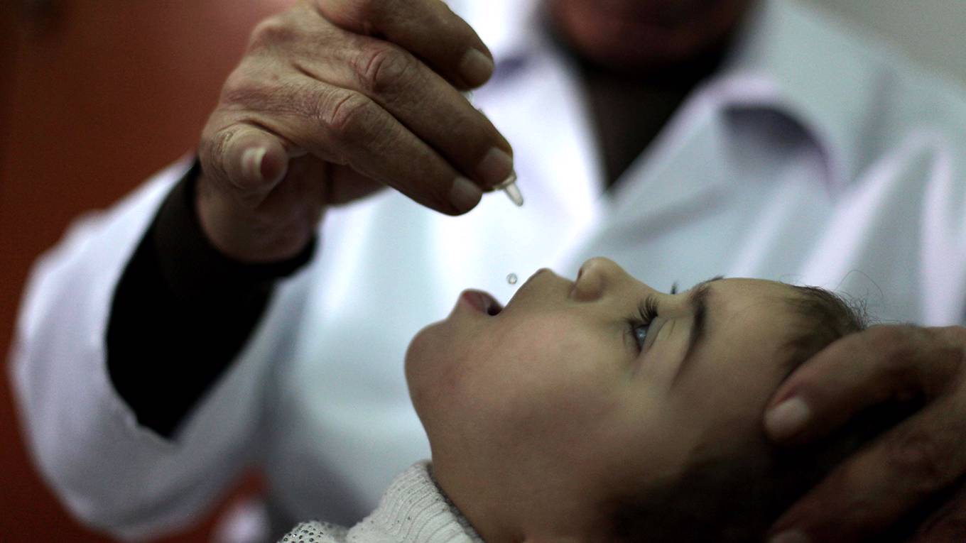 gates5_Ashraf Amra APA Zuma Press_babyvaccine