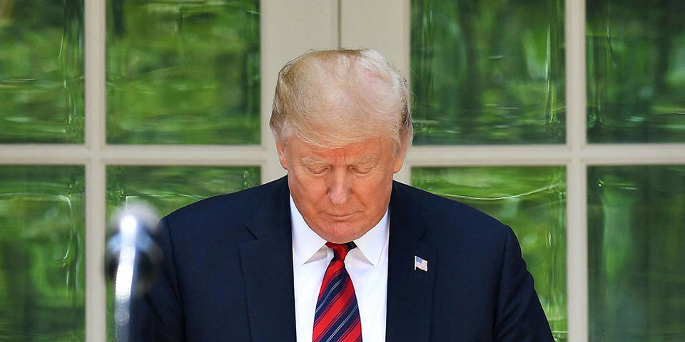 sheng88_MANDELNGANAFPGettyImages_Trumplooksdownwhitehouse