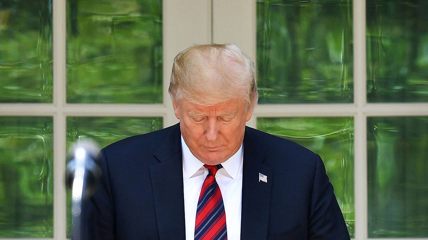 sheng88_MANDELNGANAFPGettyImages_Trumplooksdownwhitehouse