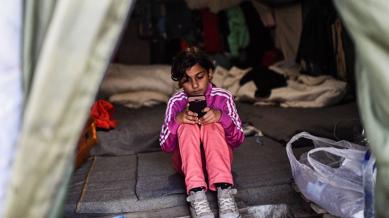 posnerodede1_ARISMESSINISAFPGettyImages_girlintentoncellphone