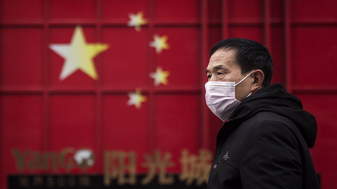 kawamoto2_StringerGetty Images_chinacoronavirusmanflag