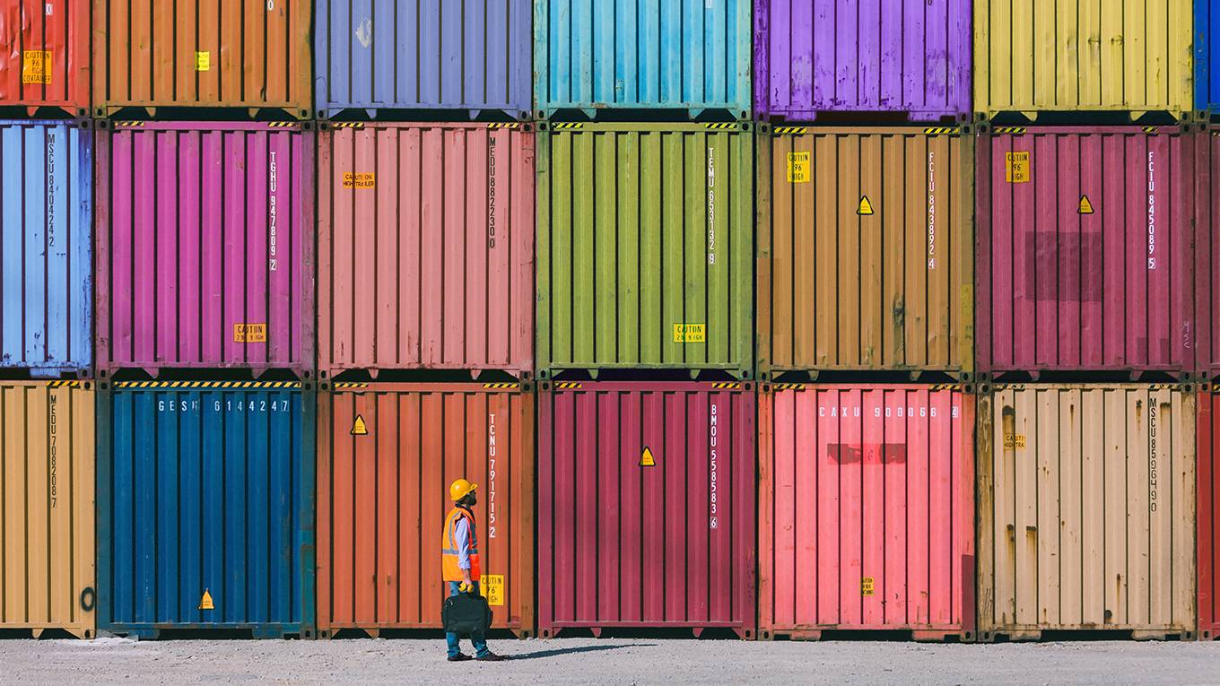 wei19_GettyImages_workercolorfulcontainers