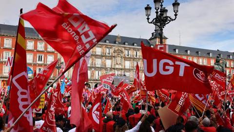 roethig1_THOMAS COEXAFP via Getty Images_trade union