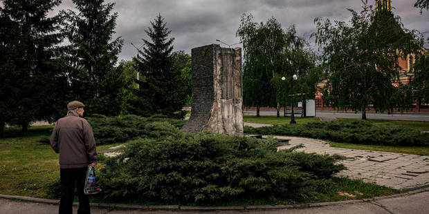 buruma221_DIMITAR DILKOFFAFP via Getty Images_ukrainerussiastatues