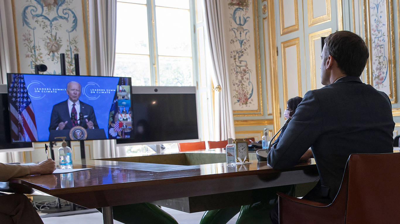 palacio120_ IAN LANGSDONPOOLAFP via Getty Images_macron us