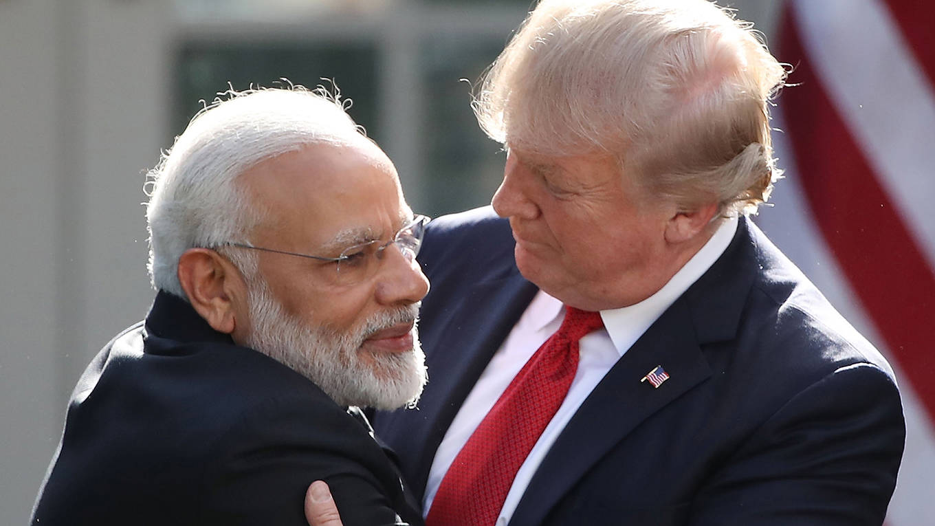 lee39_MarkWilsonGettyImages_trumpmodihug