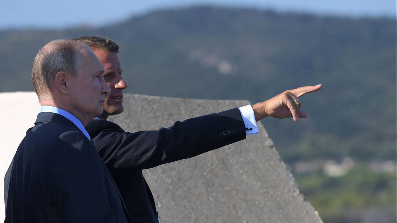 leonard46_ALEXEI DRUZHININAFPGetty Images_putinmacronpointing