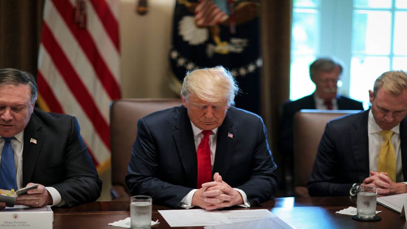 trump pompeo pray white house