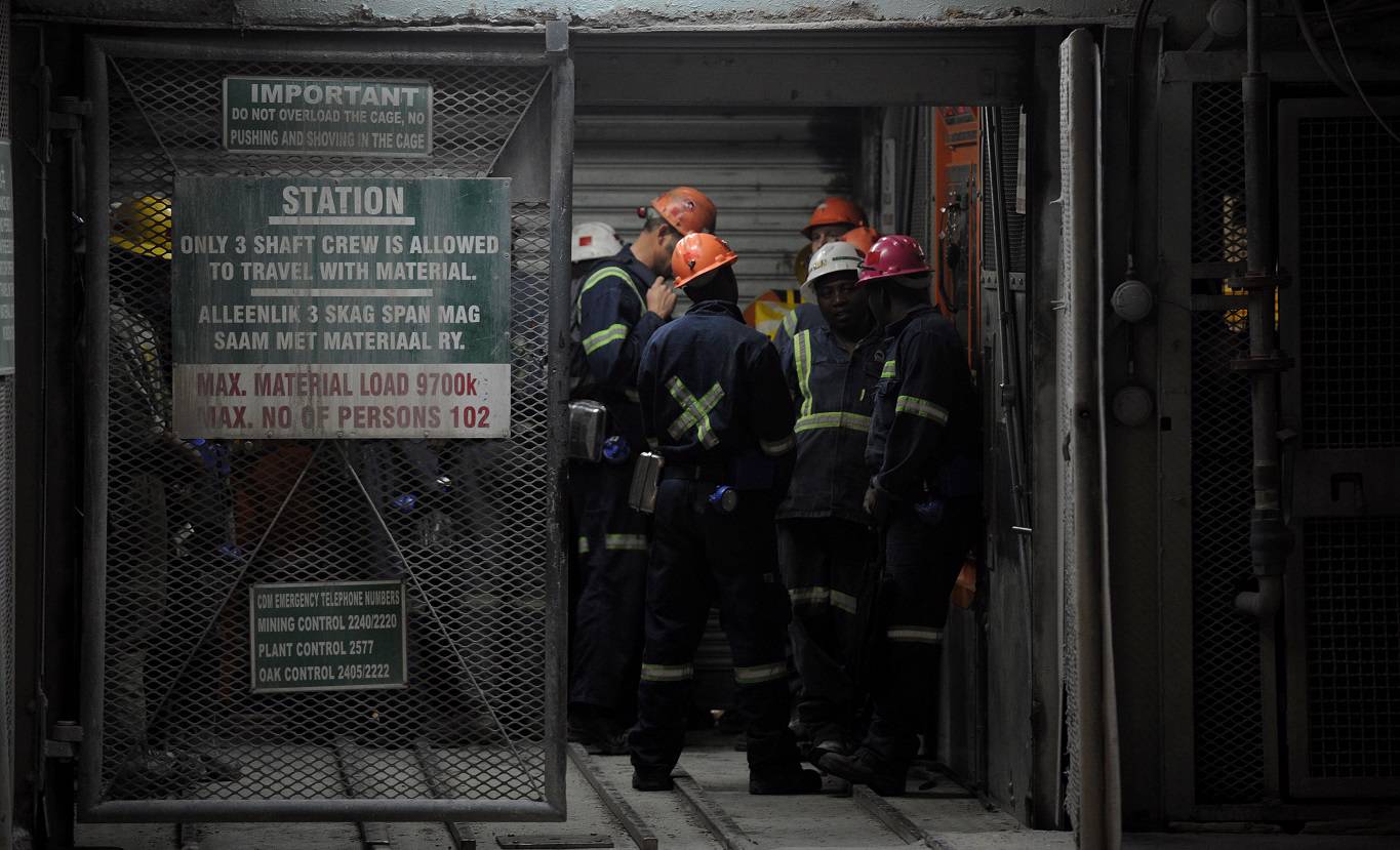 signe8_STEPHANE DE SAKUTINAFP via Getty Images_south africa miners