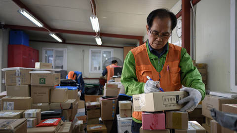 lee54_Ed JonesGettyImages_korea_elderly_worker