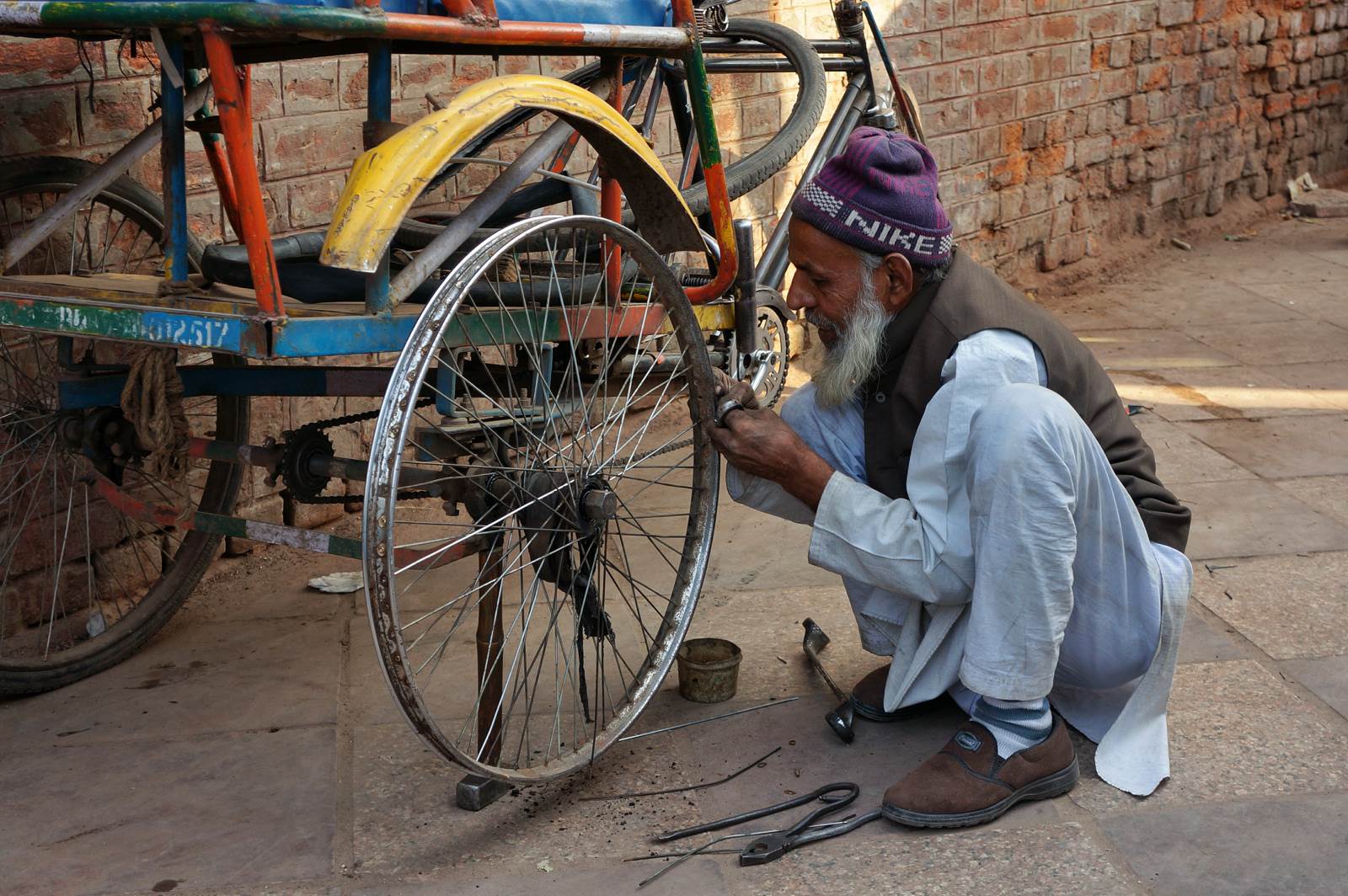 Engineer India rickshaw mechanic fix