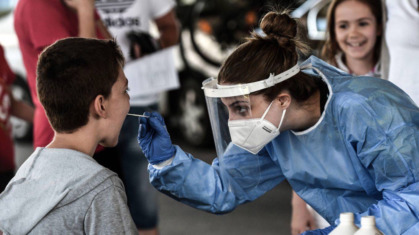 johnson132_Sakis MITROLIDIS AFP) (Photo by SAKIS MITROLIDISAFP via Getty Images_covid testing