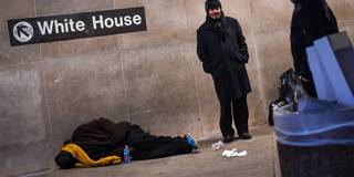 stiglitz190_ERIC BARADATAFPGetty Images_homelessmanwhitehousesign