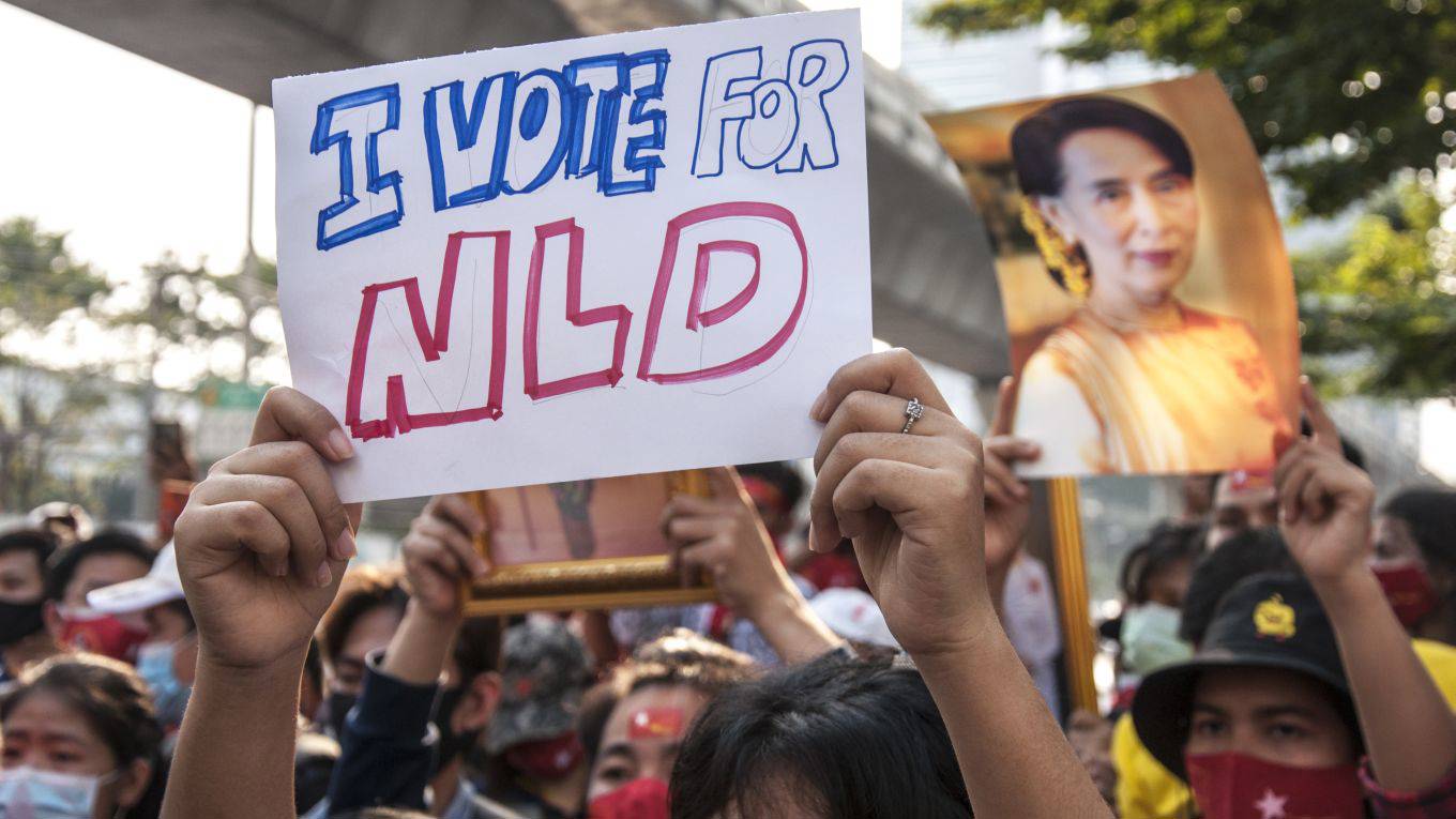 tharoor149_Peerapon BoonyakiatSOPA ImagesLightRocket via Getty Images_burma aung san suu kyi - Copy