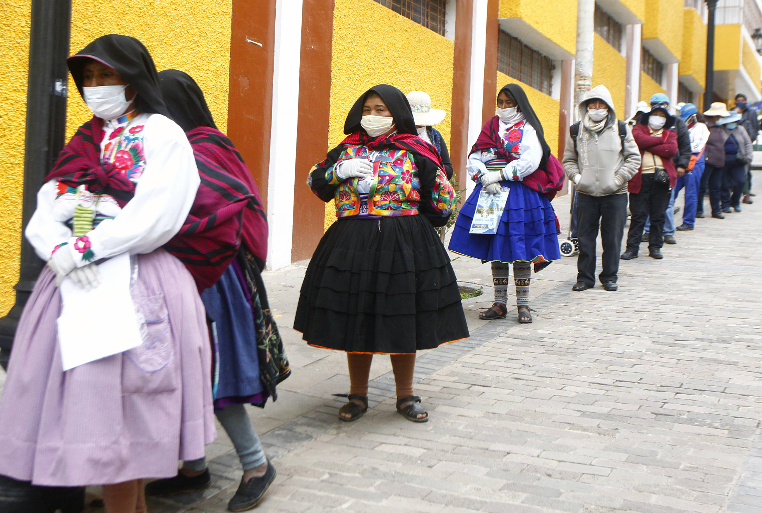 assis1_CARLOS MAMANIAFP via Getty Images_peru food aid covid