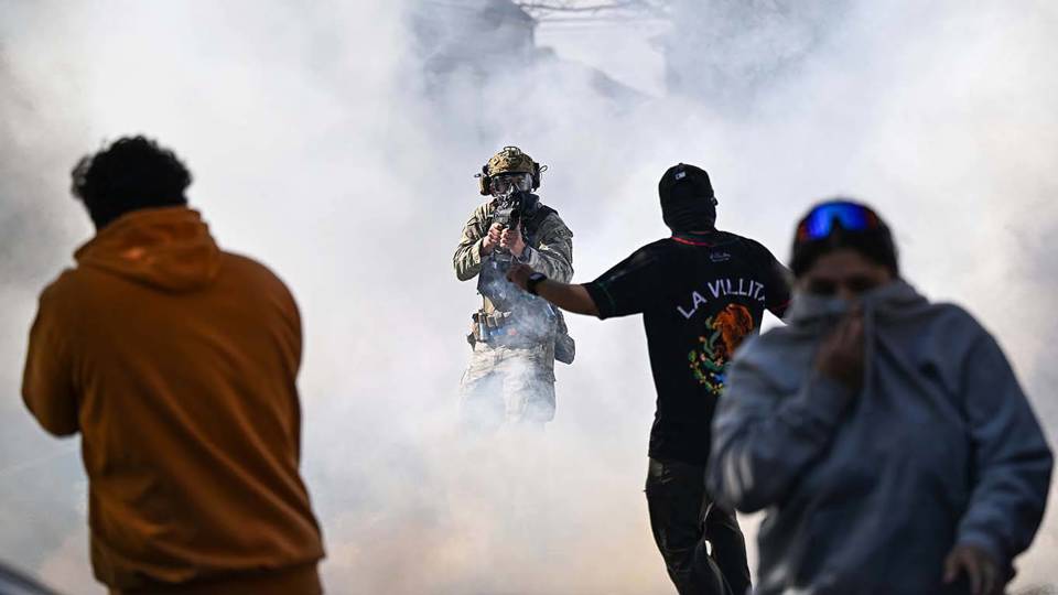 Strokovnjaki opozarjajo na trajno škodo ameriški demokraciji, Trump pa se nagiba k izdaji in maščevanju