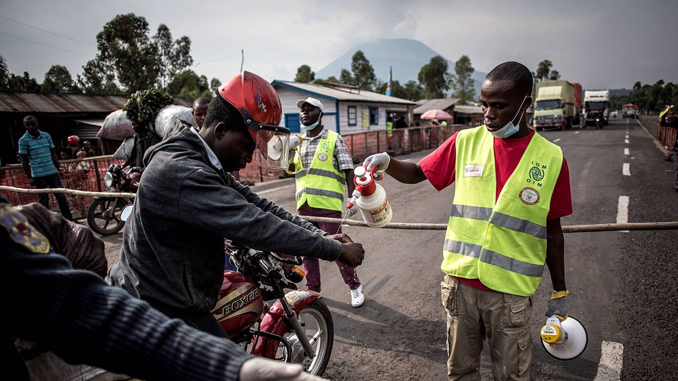 carvalho1_JOHNWESSELSAFPGettyImages_driverwashinghandsebola