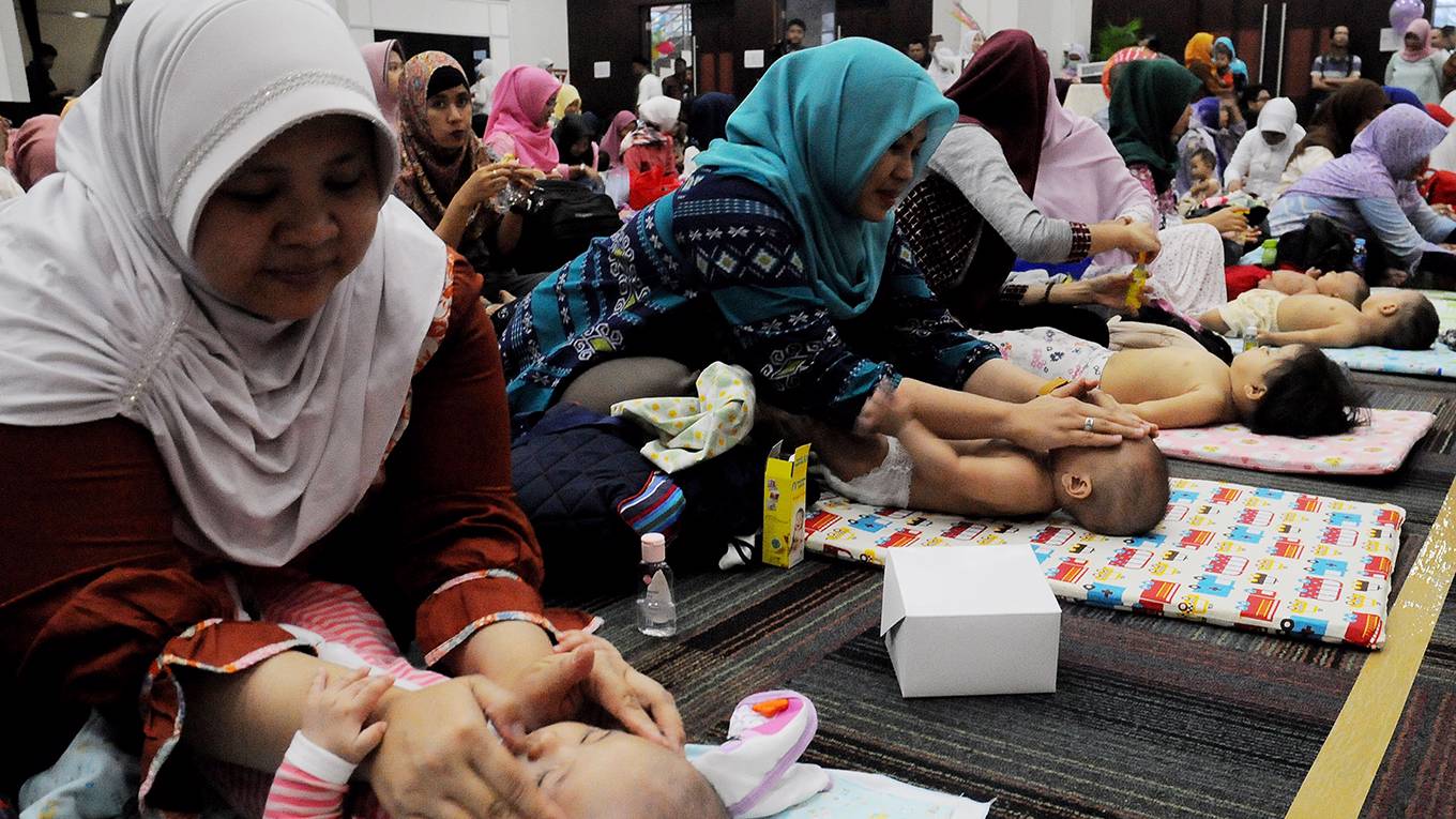 dodson1_Dasril RoszandiNurPhoto via Getty Images_womenbabymassage
