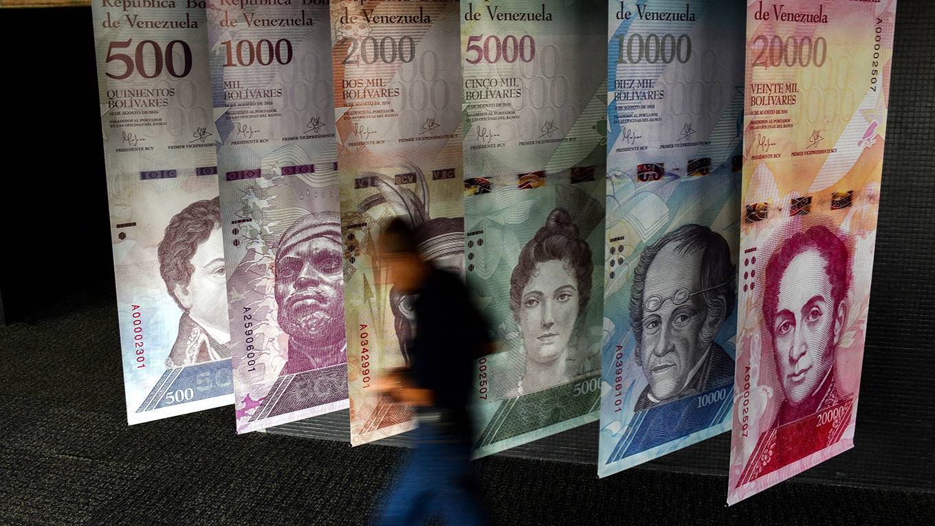 gulati1_FEDERICO PARRAAFPGetty Images_pplwalkingmoneysigns
