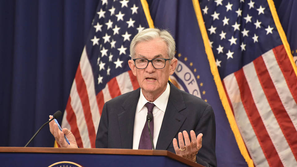 Fed se sooča s trilemo zaradi rasti, ki ni povezana z zaposlovanjem, medtem ko trgi ignorirajo politične nemire in se osredotočajo na umetno inteligenco