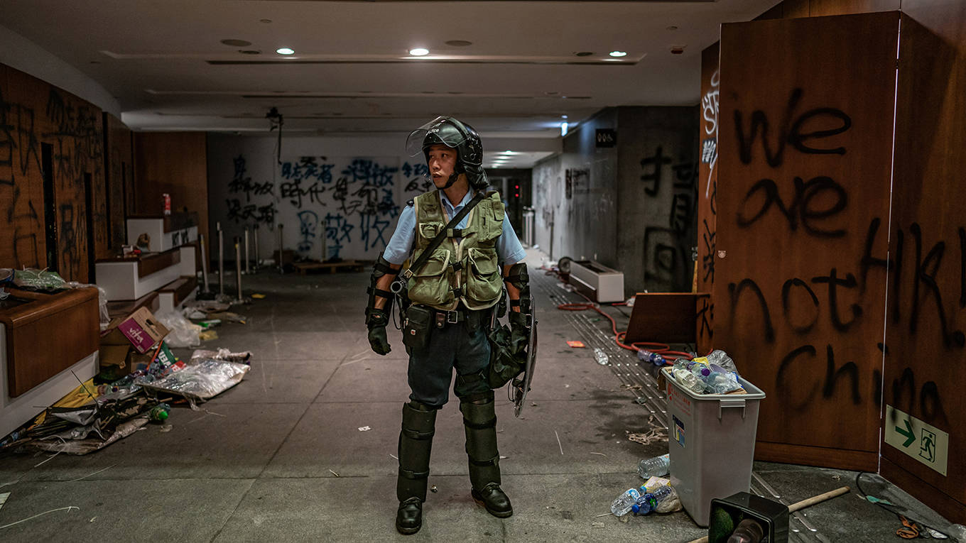 buruma149_AnthonyKwanGettyImages_hongkongpolicevandalism