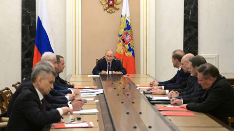 charap4_AnadoluGettyImages_putin_security_counil_meeting