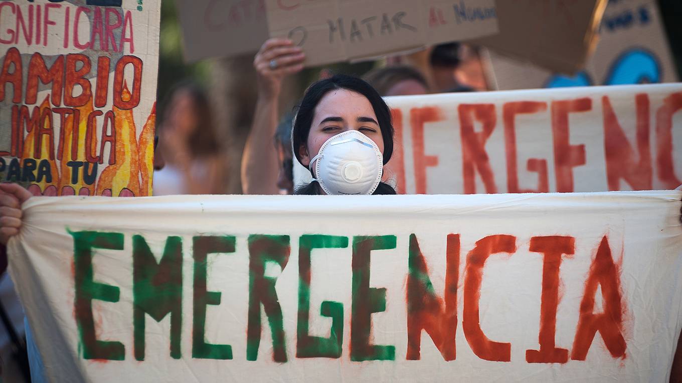 pisaniferry100_JesusMeridaSOPAImagesLightRocketviaGettyImages_climateprotestfacemask