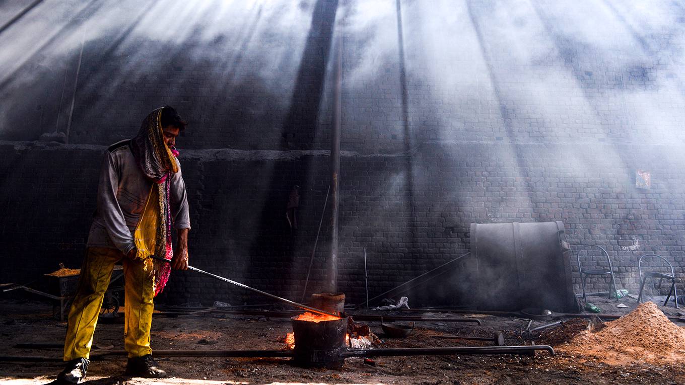 sachs317_ARIF ALIAFP via Getty Images_pakistanironfactorymine